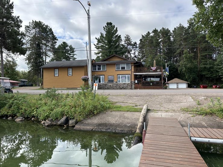 #100-•-waterfront-pub-with-4-bed/2-bath-apartment-image-20