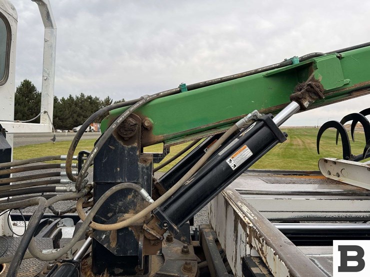 2013-peterbilt-348-image-14