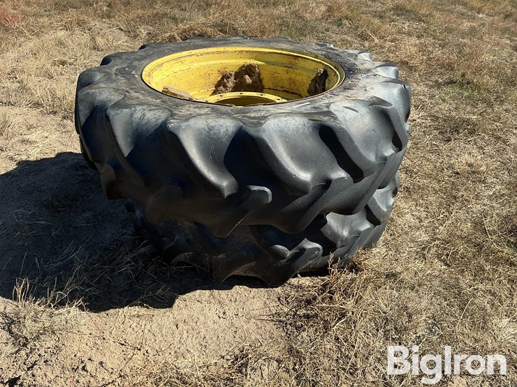 john-deere-8235r-image-2