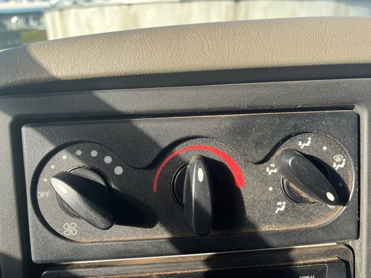 2011-international-7600-image-127