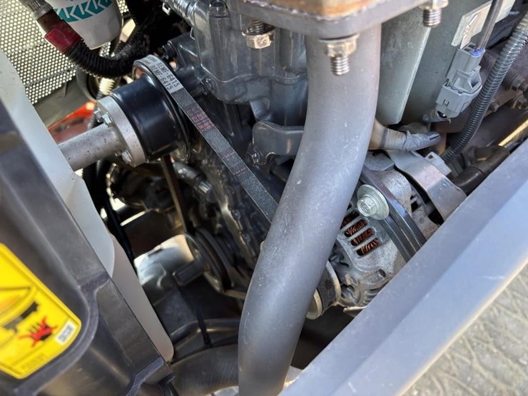 2021-kubota-l4701d-image-40