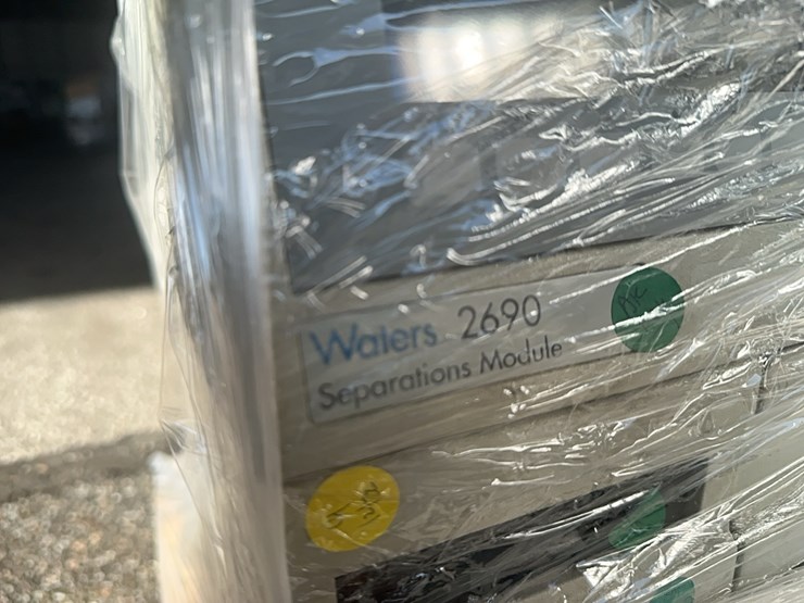 lot#--pallet-of-waters-2996-pda-detector-with-hplc-modules-&-waters-2690-separation-module-image-3