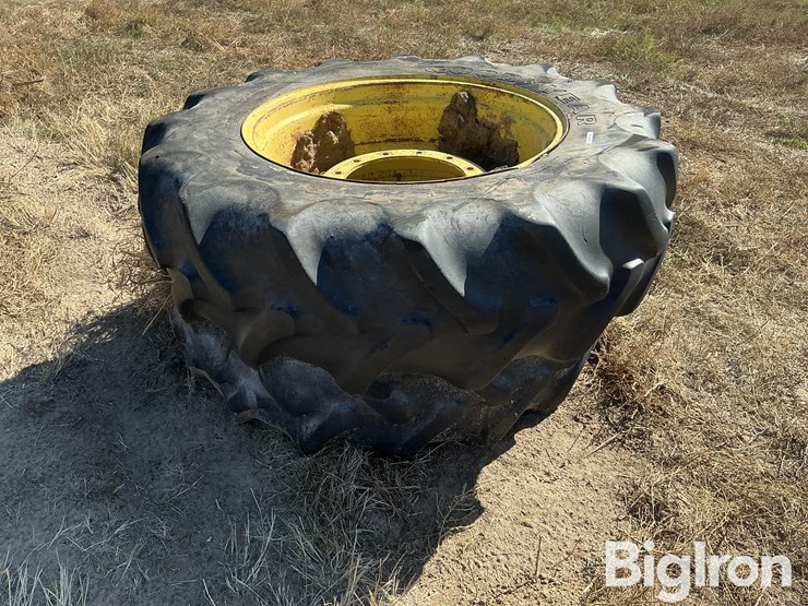 john-deere-8235r-image-3