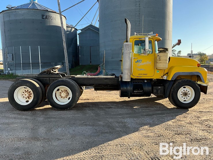 1997-mack-rd690s-image-4