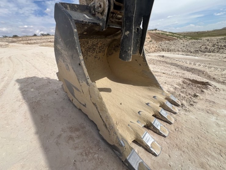 2021-caterpillar-395-image-10