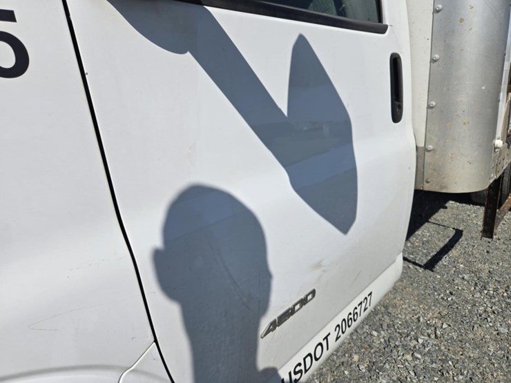 #5013-•-2015-chevrolet-4500-box-truck-image-14