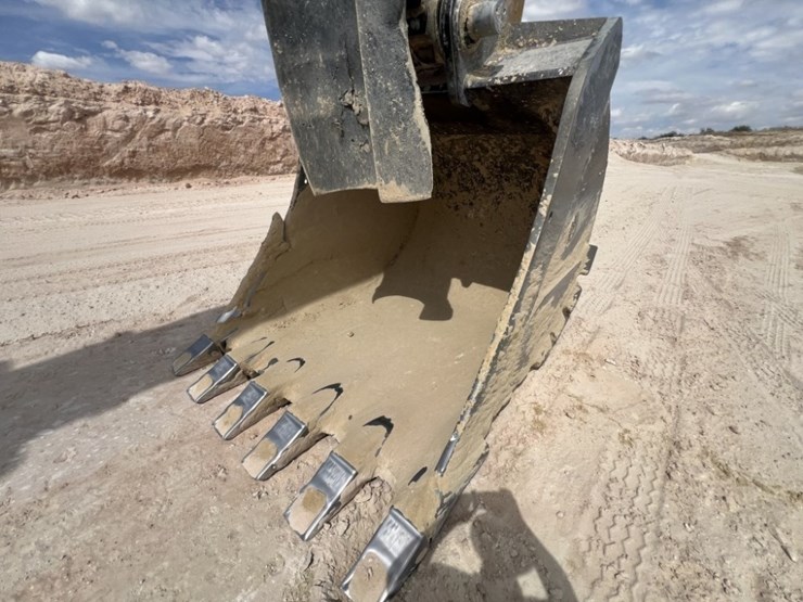 2021-caterpillar-395-image-12