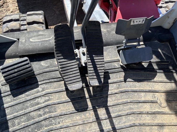 2022-takeuchi-tb240-image-38