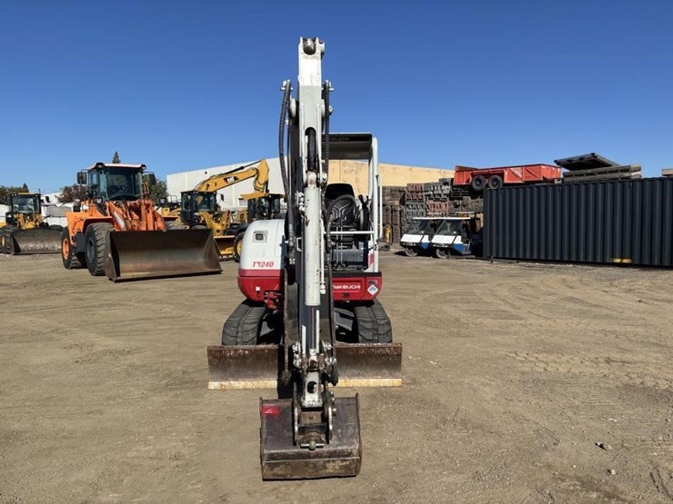 2022-takeuchi-tb240-image-6