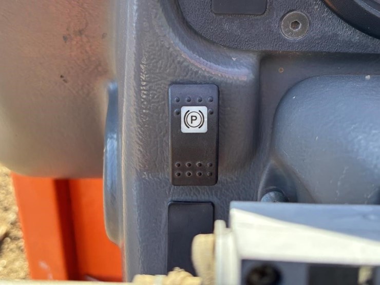 2017-jlg-g5-18a-image-25