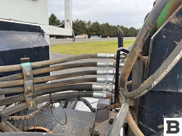 2013-peterbilt-348-image-19