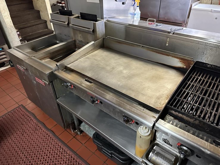 #100-•-waterfront-pub-with-4-bed/2-bath-apartment-image-79