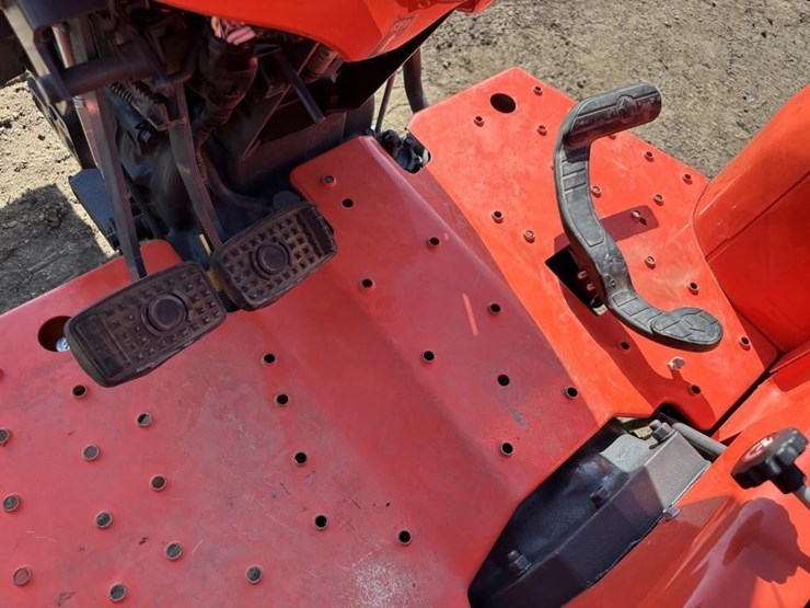 2021-kubota-l4701d-image-31