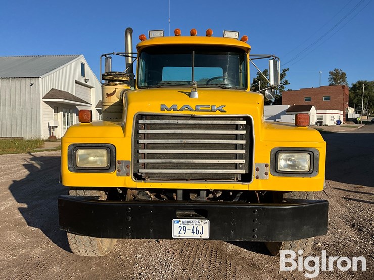 1997-mack-rd690s-image-2