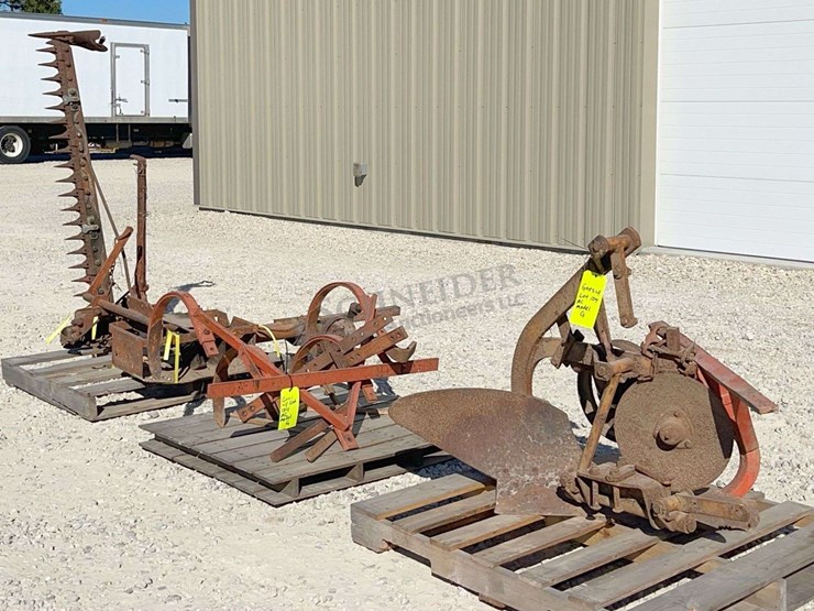 allis-chalmers-model-g-tractor-w/-implements-image-32