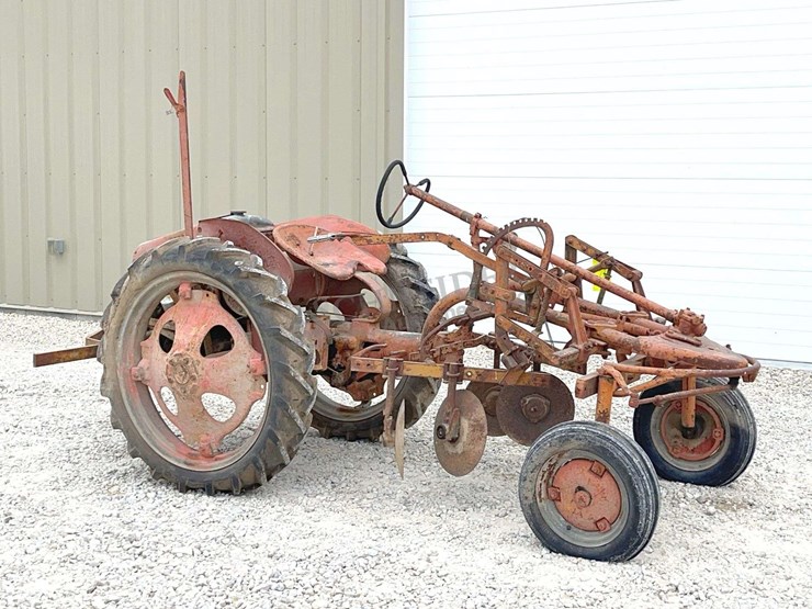allis-chalmers-model-g-tractor-w/-implements-image-1