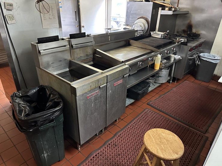 #100-•-waterfront-pub-with-4-bed/2-bath-apartment-image-76