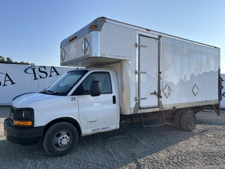 #5013-•-2015-chevrolet-4500-box-truck-image-1