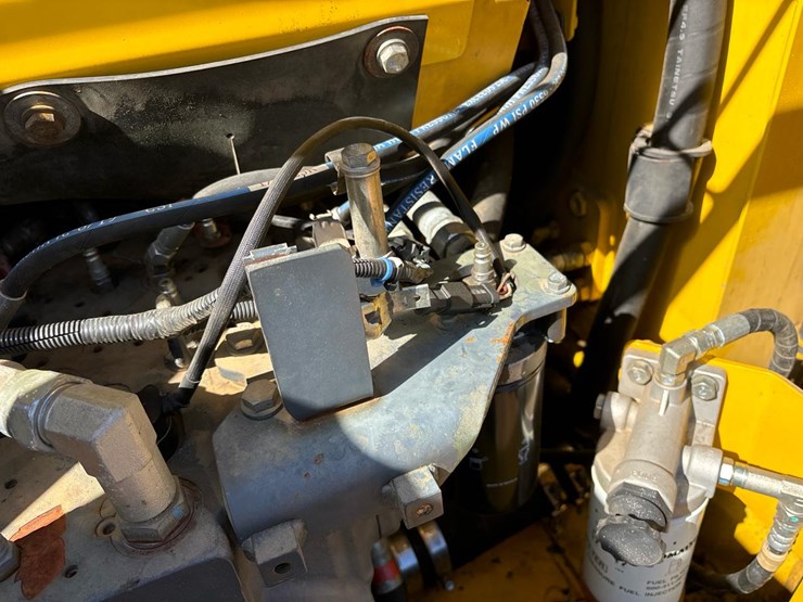 2014-komatsu-pc210-lc-10-image-36