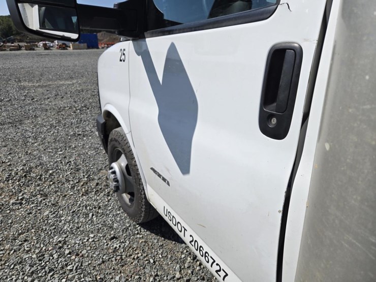 #5013-•-2015-chevrolet-4500-box-truck-image-15