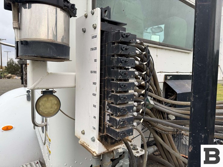 2013-peterbilt-348-image-17