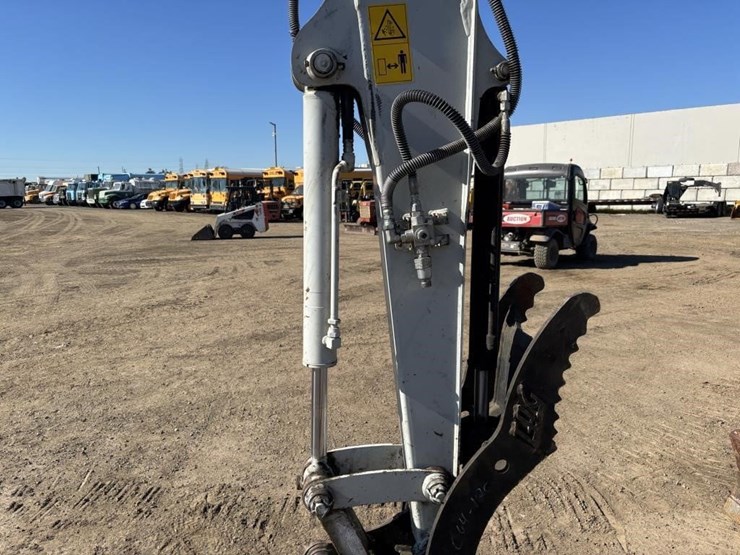 2022-takeuchi-tb240-image-17