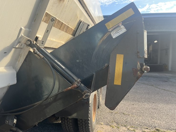 2011-international-7600-image-44