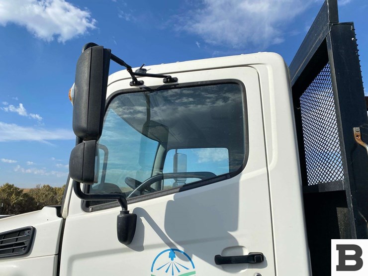 2014-hino-268-image-12