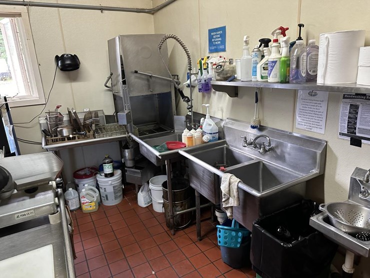 #100-•-waterfront-pub-with-4-bed/2-bath-apartment-image-68