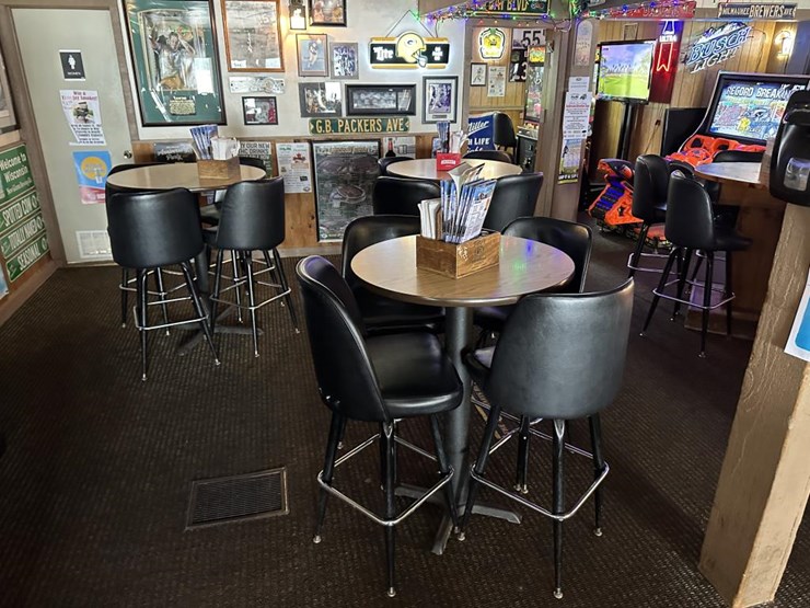 #100-•-waterfront-pub-with-4-bed/2-bath-apartment-image-55