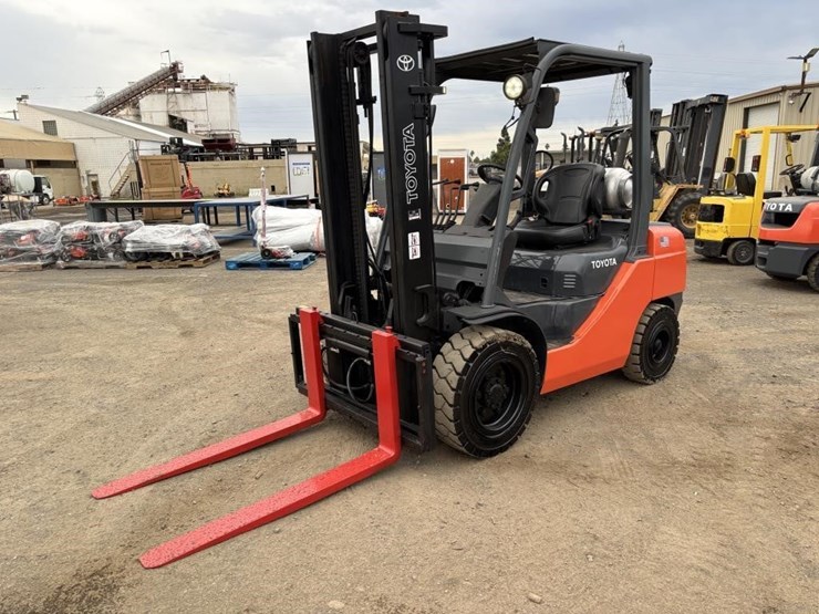 2011-toyota-8fgu30-image-1