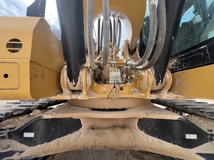 2021-caterpillar-395-image-16