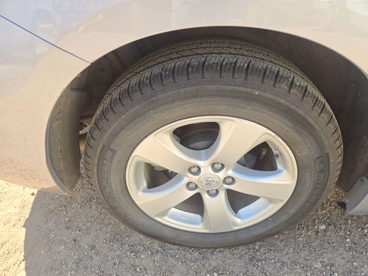 2012-toyota-sienna-le-image-8