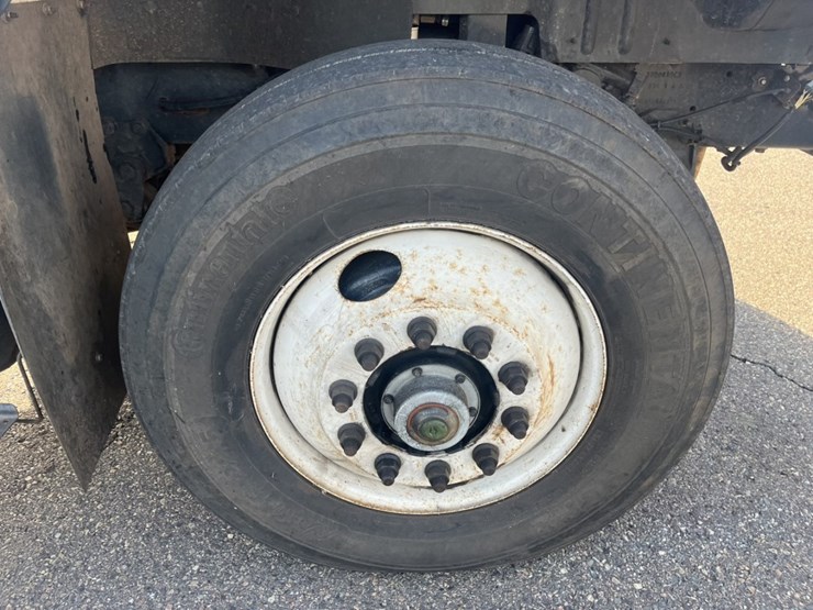 2011-international-7600-image-141