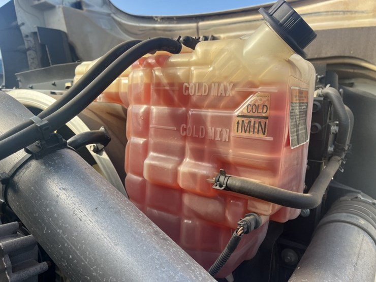 2011-international-7600-image-32