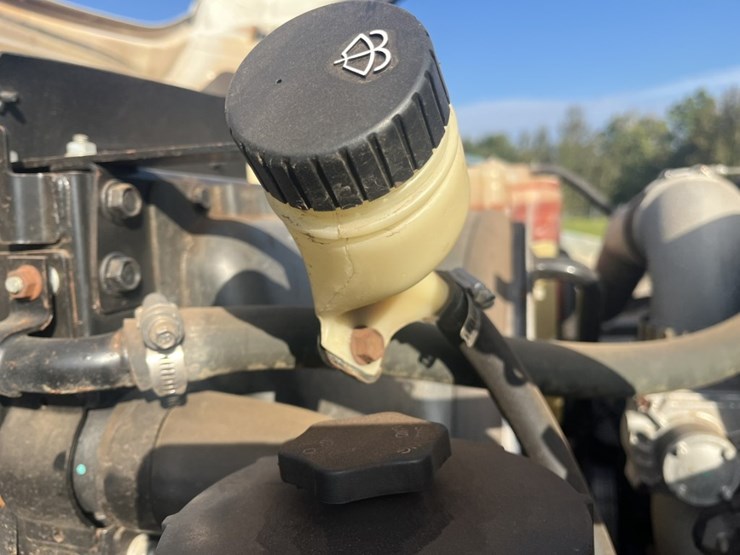 2011-international-7600-image-11