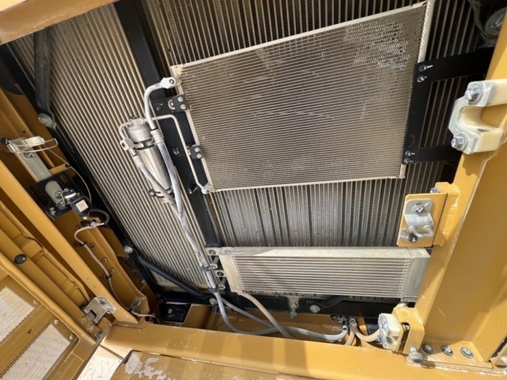 2021-caterpillar-395-image-37