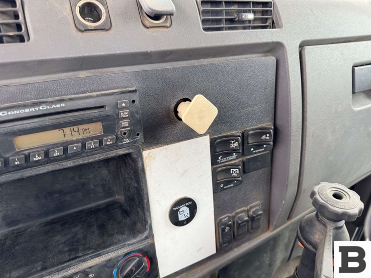 2013-peterbilt-348-image-57