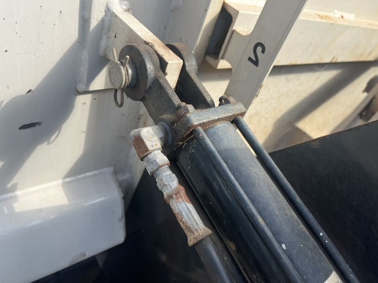 2011-international-7600-image-45