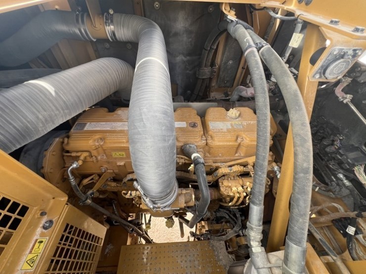 2021-caterpillar-395-image-38