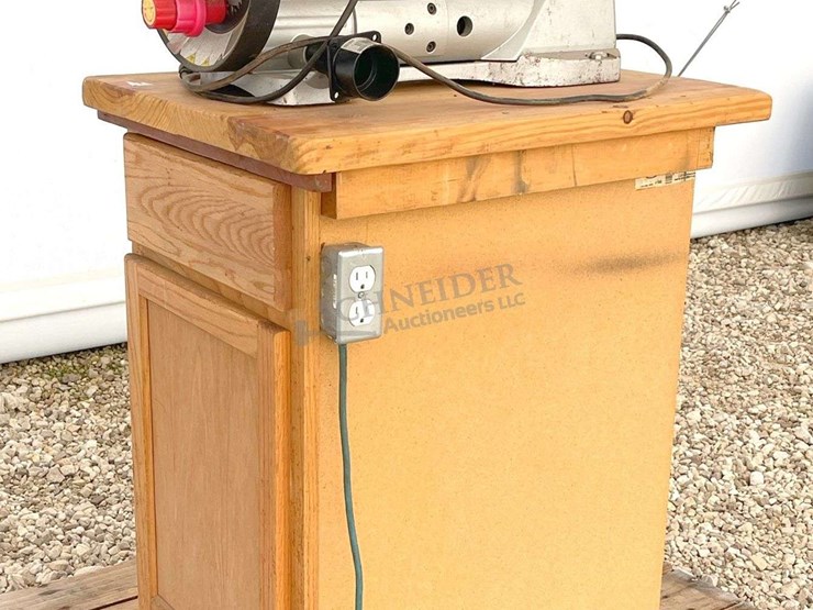 craftsman-16"-variable-speed-scroll-saw-on-stand-image-1