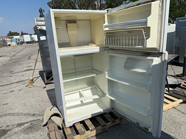 lot#--magic-chef-refrigerator-image-2