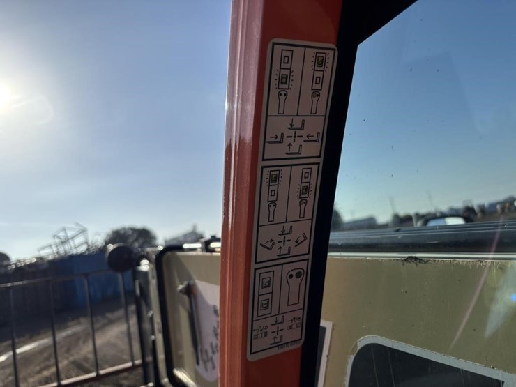 2017-jlg-g5-18a-image-31