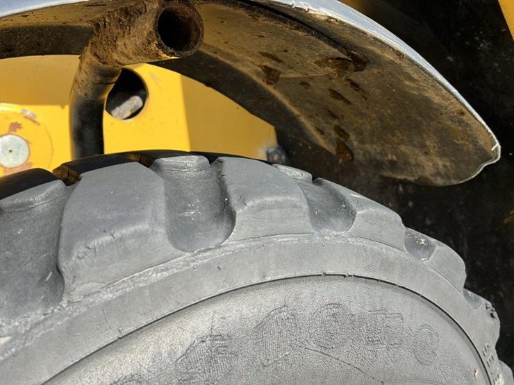 #102-•-2015-cat-th225c-telehandler-image-32