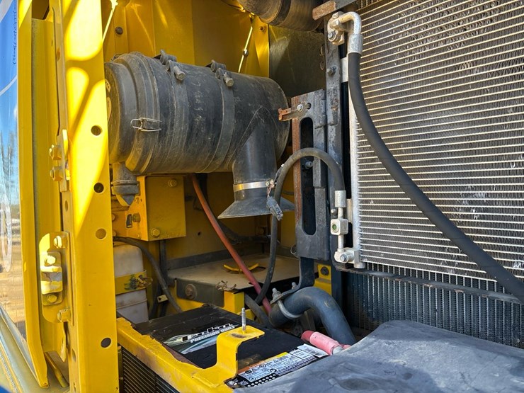 2014-komatsu-pc210-lc-10-image-33