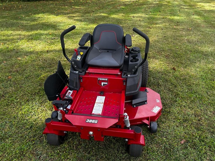 #142-•-2024-ferris-300s-52”-deck-mower-image-1