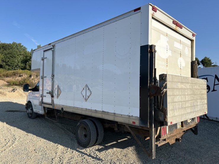 #5013-•-2015-chevrolet-4500-box-truck-image-3