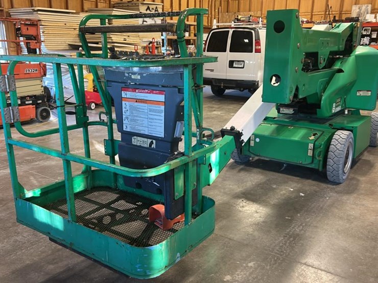 2017-jlg-e400a-image-1