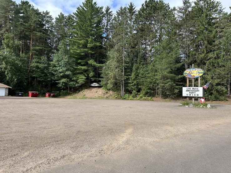 #100-•-waterfront-pub-with-4-bed/2-bath-apartment-image-23