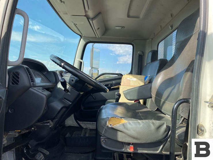 2014-hino-268-image-47